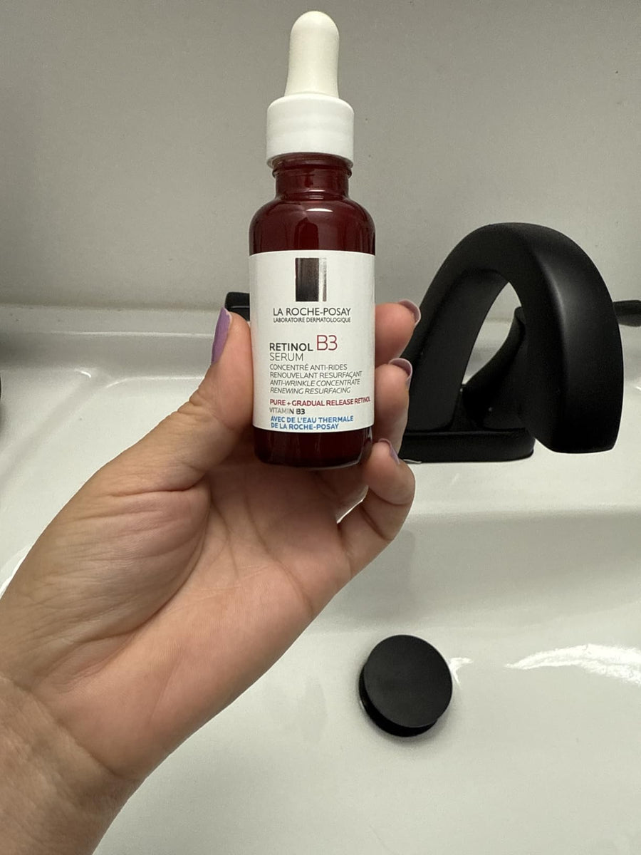 Clienta sosteniendo Retinol B3