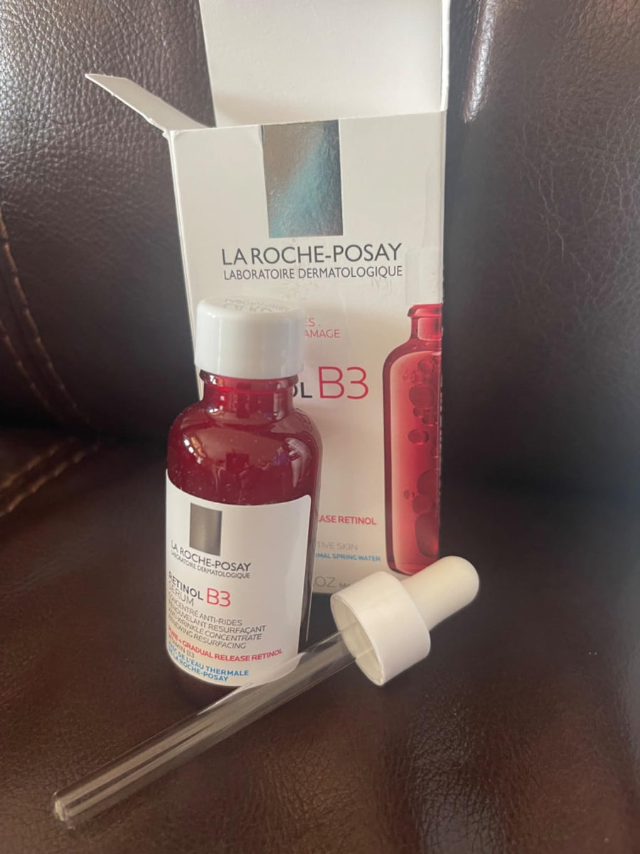 Clienta sosteniendo Retinol B3