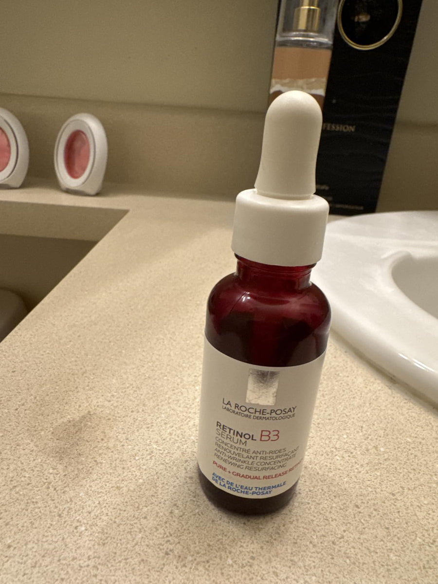 Clienta sosteniendo Retinol B3