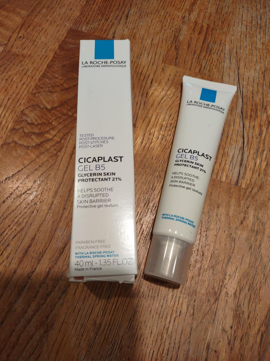 Clienta sosteniendo Retinol B3